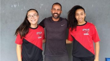 Vagner Riesco com as atletas de caratê Amanda Sayuri Orikava e Ana Luisa Santos Nogueira - Divulgação