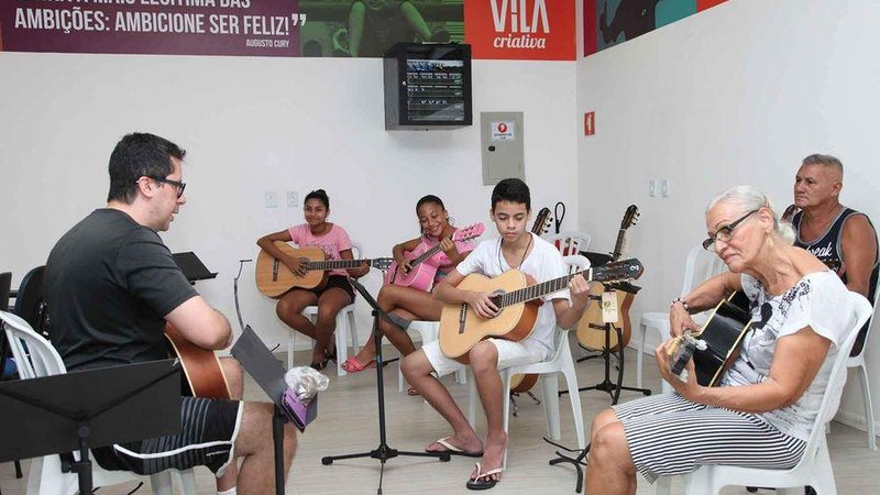 Célia frequenta aulas de projeto inaugurado quase em frente à sua casa - Marcelo Martins/PMS