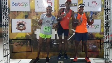 10km - Masculino: 1º - Raimundo dos Santos (Foca and Friends ); 2°- Luís Carlos Araújo; 3° - Dogyval Campos (Clube de Corrida Academia Impactus). - Reprodução/Facebook TH5