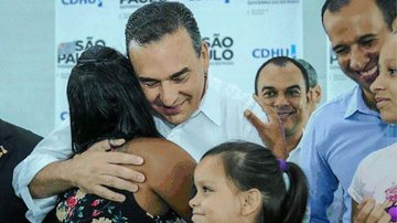 Secretário Flavio Amary parabeniza família contemplada - Amanda Donatiello/CDHU