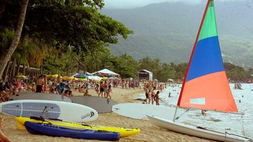 Nas fotos, praia do Perequê, em Ilhabela, uma das que teve o fornecimento de água das duchas cortado - Reginado Pupo
