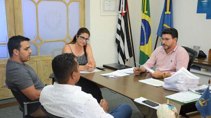 Assinatura contou com a presença da secretária de Educação, Yeda Lopes, do vereadore Anísio Oliveira e do presidente da Câmara Marquinhos Guti - Divulgação/PMI