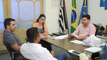 Assinatura contou com a presença da secretária de Educação, Yeda Lopes, do vereadore Anísio Oliveira e do presidente da Câmara Marquinhos Guti - Divulgação/PMI