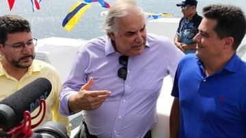 O prefeito de Ilhabela, Márcio Tenório; o secretário estadual de Logística e Transportes, João Octaviano; e o prefeito de São Sebastião, Felipe Augusto - Reginaldo Pupo