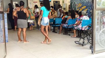 Pacientes aguardam por atendimento no Hospital Mário Covas, em Ilhabela, na tarde desta quarta-feira, 16 - Reginaldo Pupo