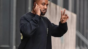 Kanye West se reuniu com o político de direita Milo Yiannopoulos para conversar melhor sobre sua campanha e definir os próximos passos Kanye West Rapper negro com o dedo enviando paz e amor aos fotógrafos - Reprodução