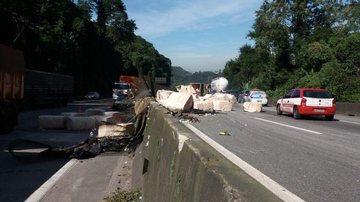 Fardos de algodão caíram na pista em decorrência do acidente - Divulgação/Polícia Rodoviária Federal