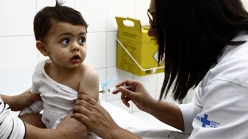 Imagem ilustrativa Vacinação do sarampo/bebês Enfermeira vacinando bebê - Rogério Bomfim