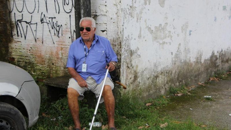 Senhor José à espera do transporte coletivo, do outro lado da rua - Marina Aguiar