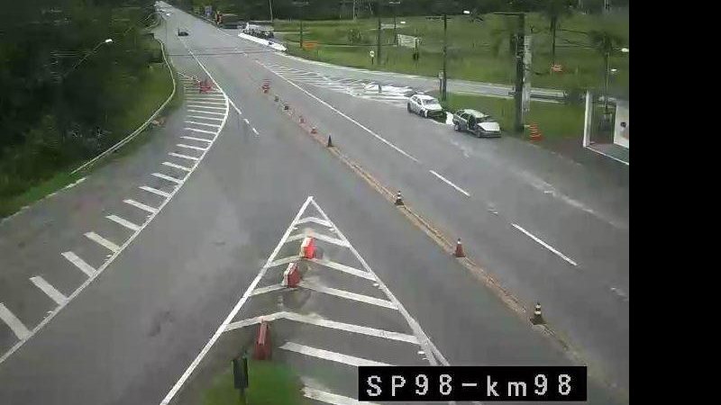 Confira a situação da rodovia Mogi-Bertioga agora. Veja as câmeras ao vivo, últimas notícias, se a rodovia está liberada ou interditada e a ocorrência de acidentes. - Reprodução/DER