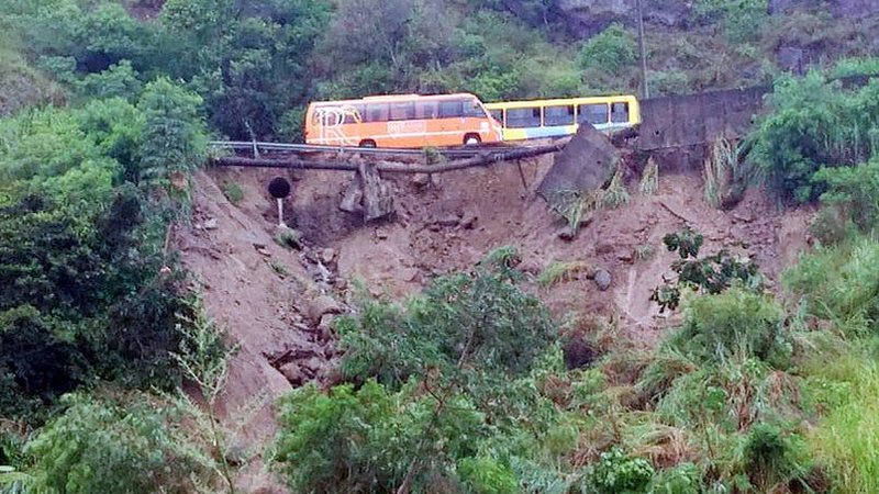 Km 116 da rodovia Rio-Santos, em São Sebastião, onde parte do acostamento cedeu devido a um deslizamento de terra - Divulgação