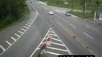 Confira a situação da rodovia Mogi-Bertioga agora. Veja as câmeras ao vivo, últimas notícias, se a rodovia está liberada ou interditada e a ocorrência de acidentes. - Reprodução/ Twitter DER