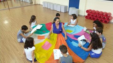 Professora Michele realiza atividade com alunos do ensino fundamental - Colégio Caiçara