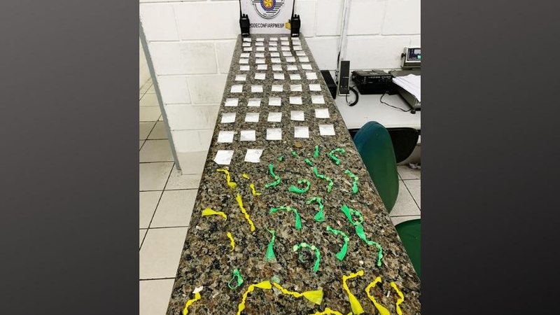 Armas, munições, maconha, cocaína e crack foram encontrados na casa - Divulgação/Polícia Militar