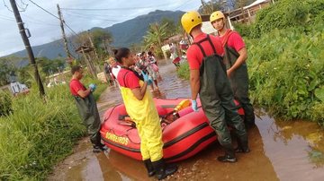 Bombeiros trabalham no resgate de vitimas das chuvas - Enviado via WhatsApp