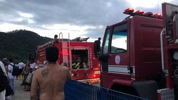 Carro cai da balsa por volta das 20h desta quinta, 27. - JCN