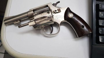 Arma usada no crime é um revólver calibre 32 - Divulgação/Polícia Civil