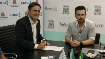 Assinatura aconteceu no gabinete do prefeito de Bertioga, Caio Matheus - JCN