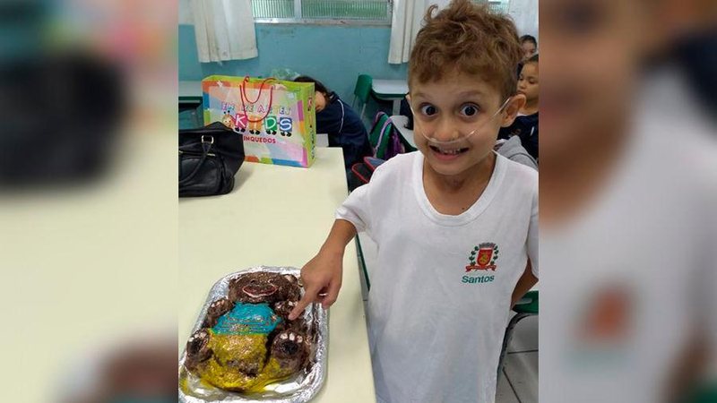 Miguel realiza diversas atividades com cilindro de oxigênio - Arquivo pessoal
