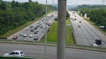 Ida ao litoral segue congestionada na manhã deste domingo - Reprodução/Ecovias