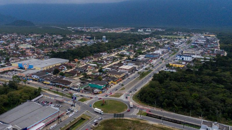 Vista aérea da área central de Bertioga, com o cruzamento das avenidas Anchieta e 19 de Maio - Antônio TK/JCN