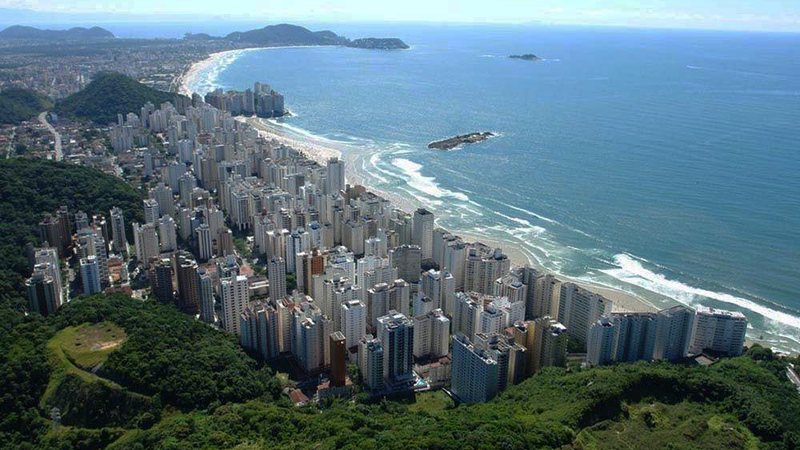 Vista aérea de parte da orla de Guarujá - Divulgação/PMG