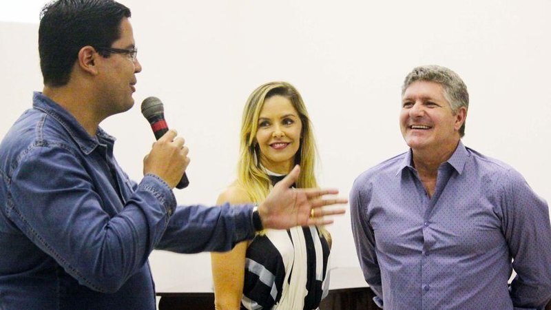 O prefeito Aguilar Júnior e os atores Bianca Rinaldo e Fábio Villa Verde, no lançamento - Reginaldo Pupo