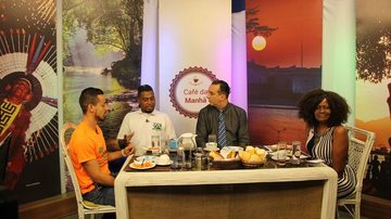 Denis Azarias, Mestre Cipó, o apresentador Alê Morales e Valéria Bento no programa Café da Manhã - Estela Craveiro