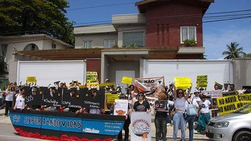 Manifestantes protestam em frente à casa do prefeito de São Sebastião, Felipe Augusto - Reginaldo Pupo