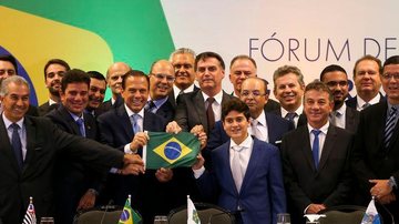 O presidente eleito Jair Bolsonaro posa com governadores eleitos e reeleitos - Marcelo Camargo/Agência Brasil