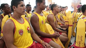 Guarda-vidas na formatura do treinamento que receberam do GBMar - Renato Inácio/JCN
