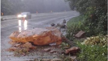 A pedra que rolou e foi parar na pista da Mogi-Bertioga foi retirada ainda na manhã de sexta-feira - Divulgação/DER
