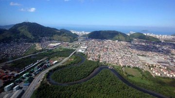 O rio Santo Amaro tem 4,75 quilômetros de extensão, entre as zonas industrial e urbana, e desagua no oceano Atlântico na altura do Iate Clube de Santos - Divulgação/PMG