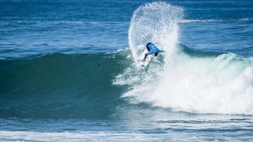 Deivid Silva em onda que deixou o americano Griffin Colapinto para trás - WSL/Damien Poullenot