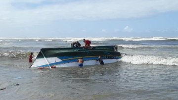Ondas de aproximadamente 2 metros viraram o barco que voltava de uma pescaria na Ilha da Queimada Grande - Alessandro Lima