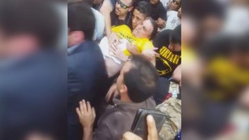 Bolsonaro é esfaqueado durante ato de campanha em Juiz de Fora - Reprodução