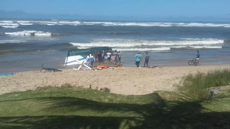 Ondas de aproximadamente 2 metros viraram o barco que voltava de uma pescaria na Ilha da Queimada Grande - Top Litoral