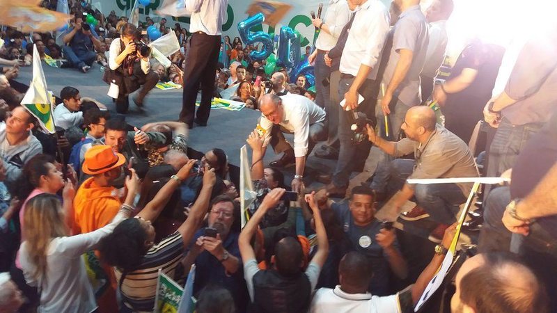 Alckmin posa para selfies com a plateia - Estela Craveiro