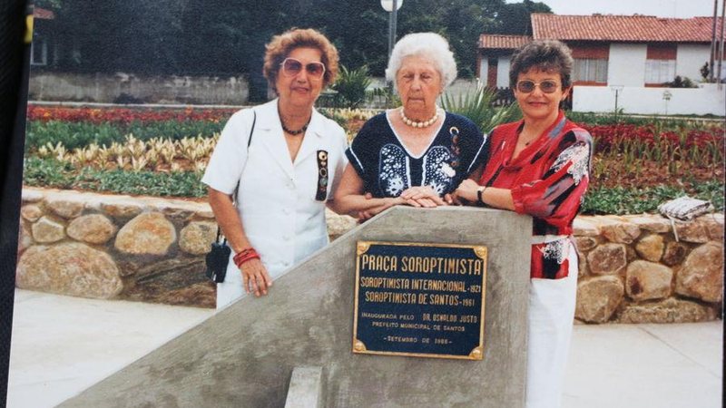 Imagem da data de inauguração da Praça Soroptimista, no Centro - Mayumi Kitamura