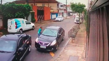 Garotos ameaçam vítimas com uma arma de fogo no vídeo gravado às 6h37 - JCN