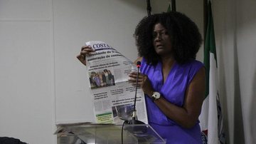 Valéria Bento mostra edição do jornal Costa Norte em que está na matéria de capa - Estela Craveiro