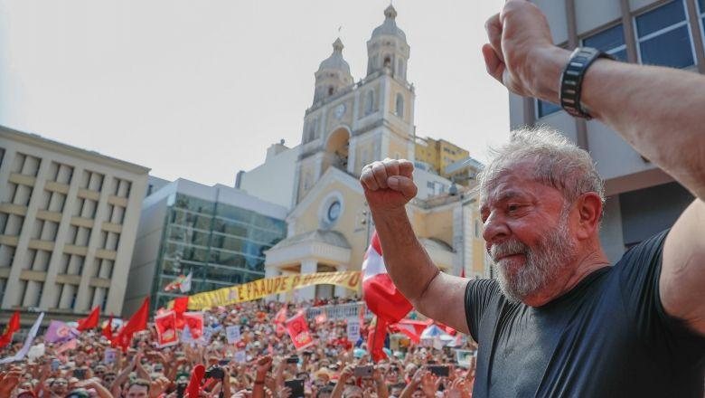 Lula segue cumprindo agenda por cidades do país; hoje segue em Aracaju (SE) Luiz Inácio Lula da Silva Lula de barba e cabelo branco e braços erguidos em meio ao povo - Ricardo Stukert/PT/Imagem Ilustrativa