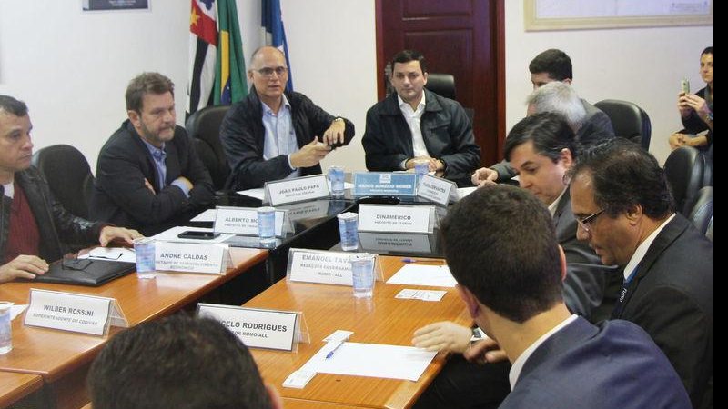 Encontro entre prefeitos, vereadores, representantes da Rumo e o deputado João Paulo Papa - Divulgação/PMI