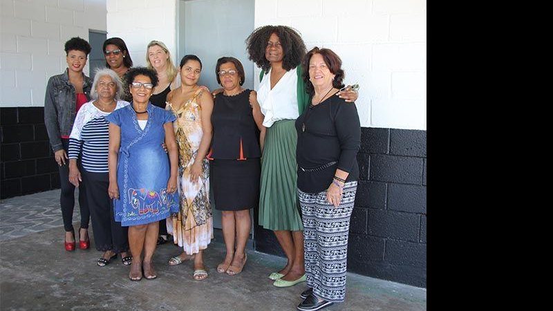 Parte do grupo Pró-Mulher em frente ao espaço onde funcionará o núcleo de atendimento à mulher na Delegacia de Polícia de Bertioga - Estela Craveiro/JCN