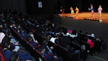 O espetáculo teatral Preparar, Apontar… Flores, da Escola de Artes Cênicas Wilson Geraldo (EAC) foi apresentado na abertura do projeto - Marcelo Martins