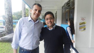 Marco Bertaiolli e Gustavo Melo no paço municipal de Bertioga - Divulgação
