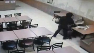 Imagens das câmeras de segurança flagraram o momento em que a cliente é agredida na cabeça durante o roubo - Reprodução
