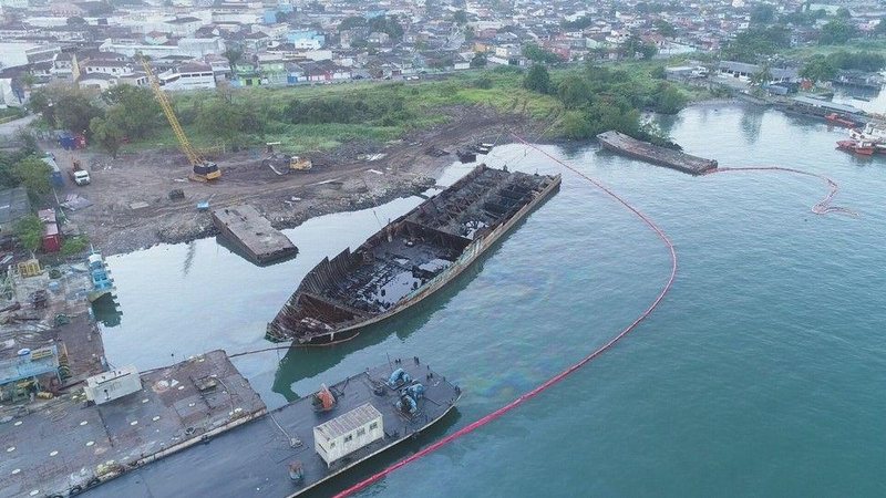 Derramamento de óleo ocorreu no sábado, 14, na margem esquerda do Porto de Santos - Divulgação/Ibama