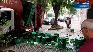 Dezenas de garrafas quebraram na calçada em frente ao Australiano Bar - Reprodução/Internet