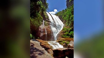 Águas cristalinas e queda de 46 metros tornam a Cachoeira do Gato um dos maiores atrativos - Divulgação